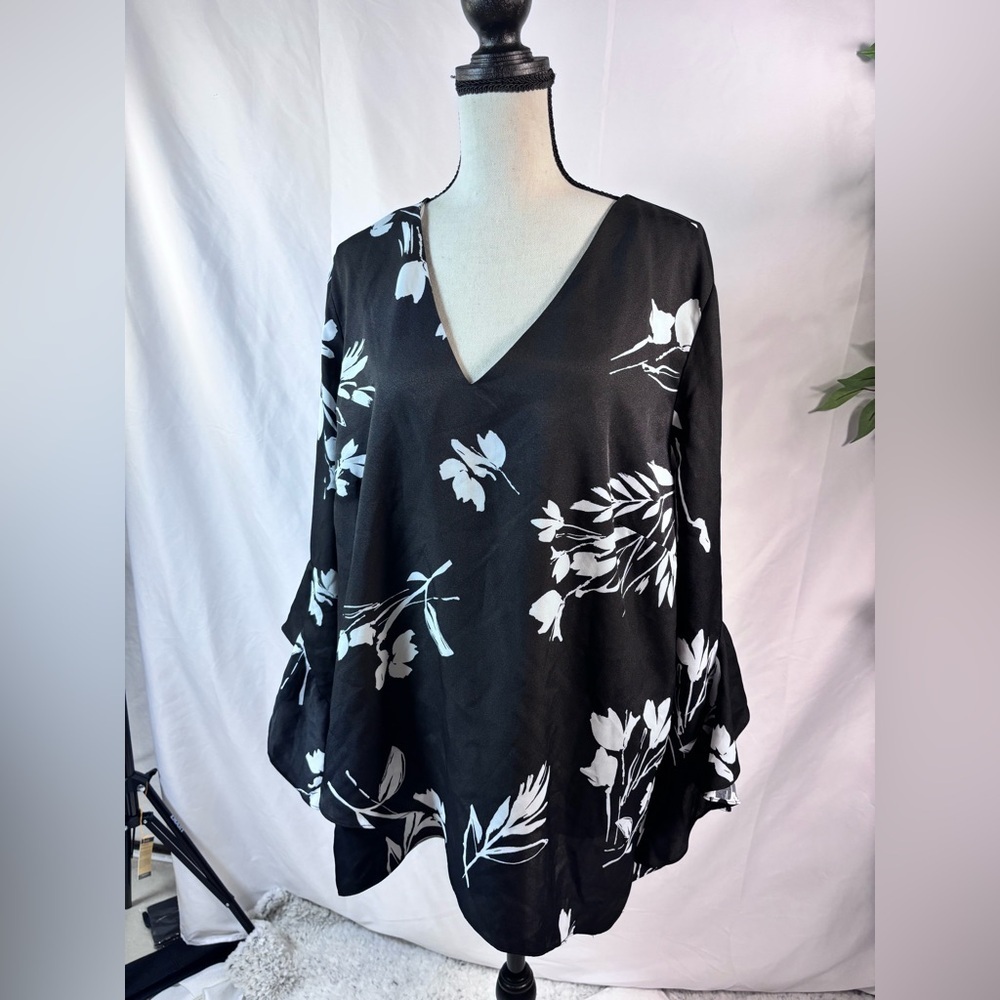Vince Camuto Black and White Floral Blouse 🖤🖤 - Picture 7 of 16